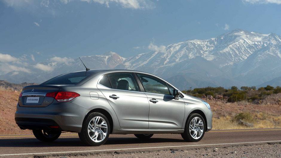 Al&eacute;m do 1.6 THP (com 163 cv), ele ter&aacute; motor 2.0 Flex nas vers&otilde;es mais baratas | <a href="https://quatrorodas.abril.com.br/carros/lancamentos/citroen-c4-lounge-749737.shtml" rel="migration">Saiba mais sobre o C4 Lounge</a> | <a href="https://quatrorodas.abril.com.br/carros" rel="migration"></a>