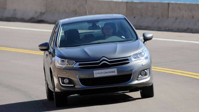 A dianteira lembra o C4 hatch europeu e a linha DS vendida no país | <a href="https://quatrorodas.abril.com.br/carros/lancamentos/citroen-c4-lounge-749737.shtml" rel="migration">Saiba mais sobre o C4 Lounge</a> | <a href="https://quatrorodas.abril.com.br/carros/impressoes/" rel="migration"></a>