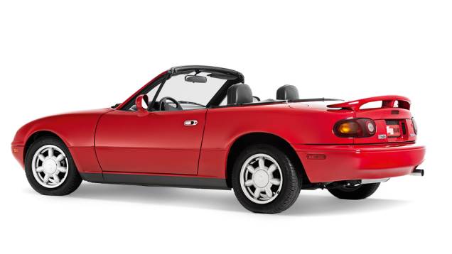 Para ser leve, tinha o mínimo de itens de série: direção e ar eram opcionais | <a href="https://quatrorodas.abril.com.br/carros/classicos-grandescarros/mazda-mx-5-miata-747828.shtml" rel="migration">Leia mais</a>