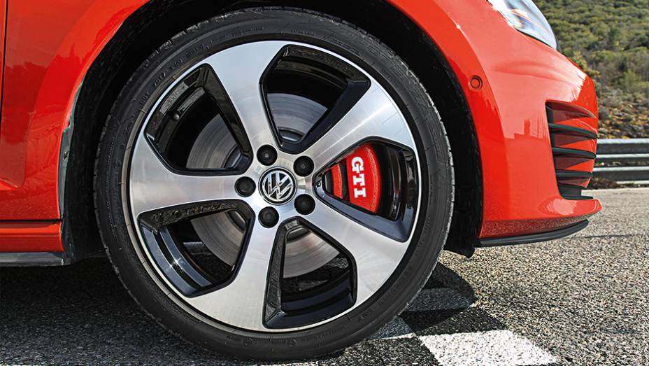 Freios maiores | <a href="https://quatrorodas.abril.com.br/carros/impressoes/volkswagen-golf-gti-746863.shtml" rel="migration">Leia mais</a>