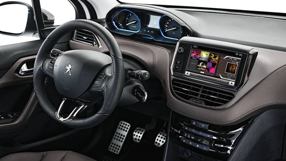 O volante de pequenas dimensões e o painel com a grande tela central são os mesmos do Peugeot 208 | <a href="https://quatrorodas.abril.com.br/carros/impressoes/peugeot-2008-1-6-vti-746370.shtml" rel="migration">Leia mais</a>