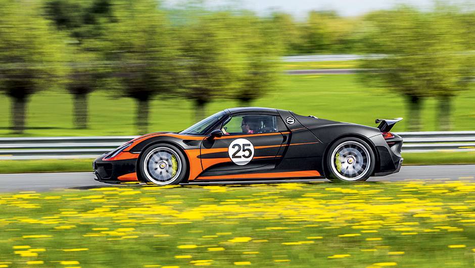 Asa traseira retr&aacute;til pode ajustar altura e inclina&ccedil;&atilde;o | <a href="https://quatrorodas.abril.com.br/carros/impressoes/porsche-918-spyder-748396.shtml" rel="migration">Leia mais</a>