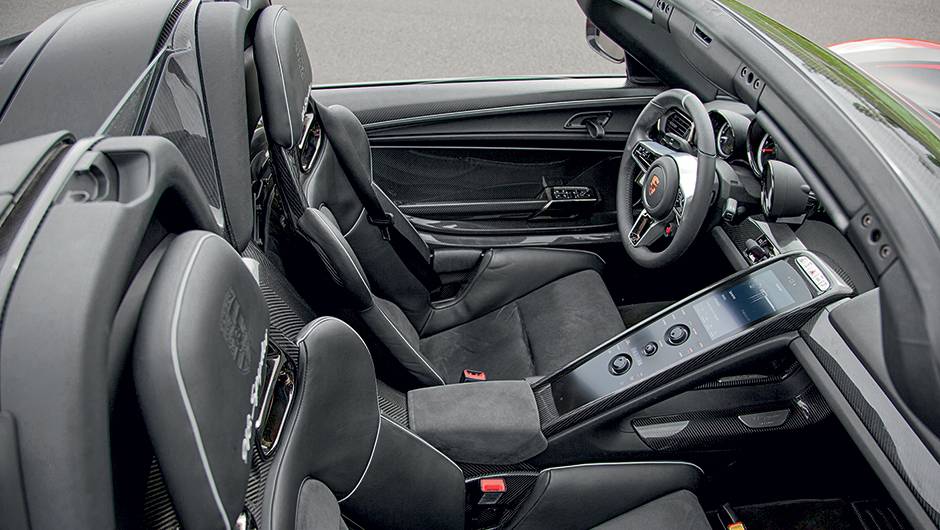 No console central flutuante, um monitor agrega a central multim&iacute;dia... | <a href="https://quatrorodas.abril.com.br/carros/impressoes/porsche-918-spyder-748396.shtml" rel="migration">Leia mais</a>