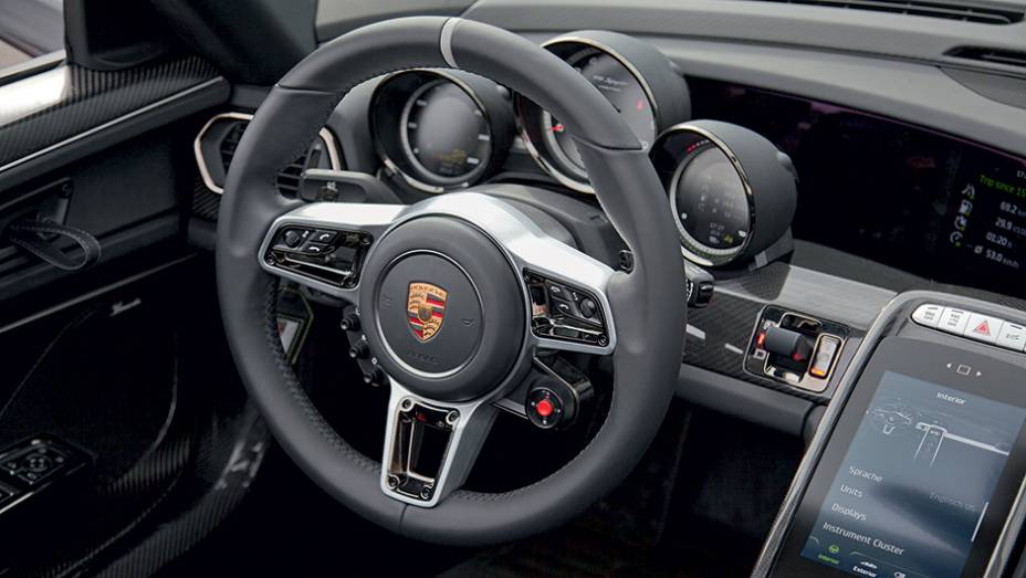 ... enquanto atrás do volante estão as informações básicas para a pilotagem | <a href="https://quatrorodas.abril.com.br/carros/impressoes/porsche-918-spyder-748396.shtml" rel="migration">Leia mais</a>