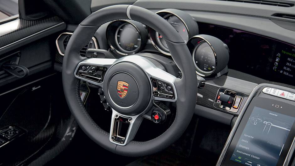 ... enquanto atr&aacute;s do volante est&atilde;o as informa&ccedil;&otilde;es b&aacute;sicas para a pilotagem | <a href="https://quatrorodas.abril.com.br/carros/impressoes/porsche-918-spyder-748396.shtml" rel="migration">Leia mais</a>
