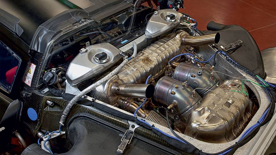 O V8 de 4,6 litros trabalha em conjunto com o motor el&eacute;trico traseiro | <a href="https://quatrorodas.abril.com.br/carros/impressoes/porsche-918-spyder-748396.shtml" rel="migration">Leia mais</a>