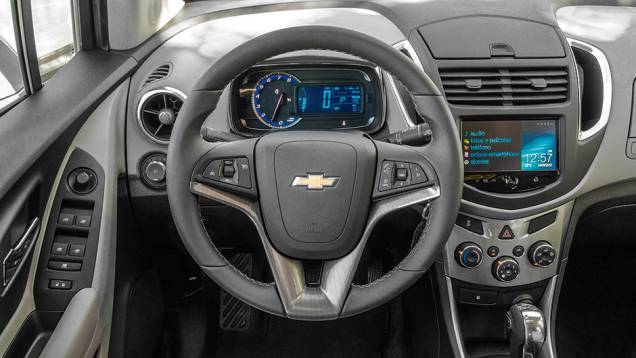 Instrumentos similares aos do Cobalt | <a href="https://quatrorodas.abril.com.br/carros/impressoes/chevrolet-tracker-747577.shtml" rel="migration">Leia mais</a> Instrumentos similares aos do Cobalt | <a href="https://quatrorodas.abril.com.br/carros/impressoes/chevrolet-tracker-747577.shtml" rel="migration">Leia mais</a>