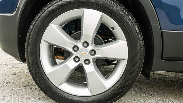 A versão top LTZ vem com rodas de liga de 18 polegadas | <a href="https://quatrorodas.abril.com.br/carros/impressoes/chevrolet-tracker-747577.shtml" rel="migration">Leia mais</a> A versão top LTZ vem com rodas de liga de 18 polegadas | <a href="https://quatrorodas.abril.com.br/carros/impressoes/chevrolet-tracker-747577.shtml" rel="migration">Leia mais</a>