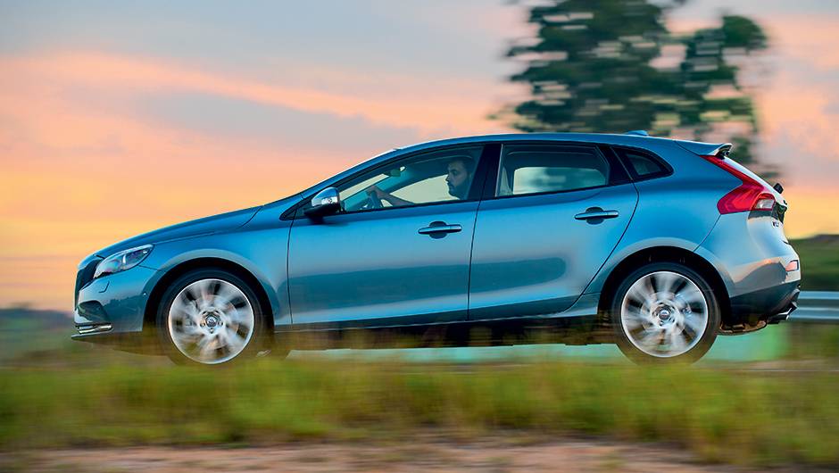 Linhas din&acirc;micas comprometeram o espa&ccedil;o na cabine | <a href="https://quatrorodas.abril.com.br/carros/testes/volvo-v40-t4-748393.shtml" rel="migration">Leia mais</a>