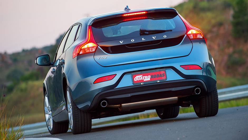 Traseira guarda tra&ccedil;os comuns aos do antecessor C30, com grande &aacute;rea de vidro | <a href="https://quatrorodas.abril.com.br/carros/testes/volvo-v40-t4-748393.shtml" rel="migration">Leia mais</a>