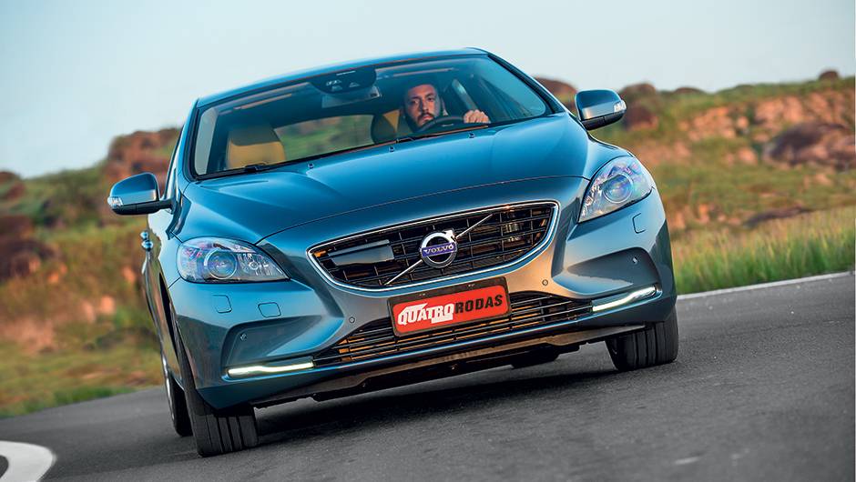 Cap&ocirc; musculoso confere jovialidade &agrave; dianteira do V40 | <a href="https://quatrorodas.abril.com.br/carros/testes/volvo-v40-t4-748393.shtml" rel="migration">Leia mais</a>