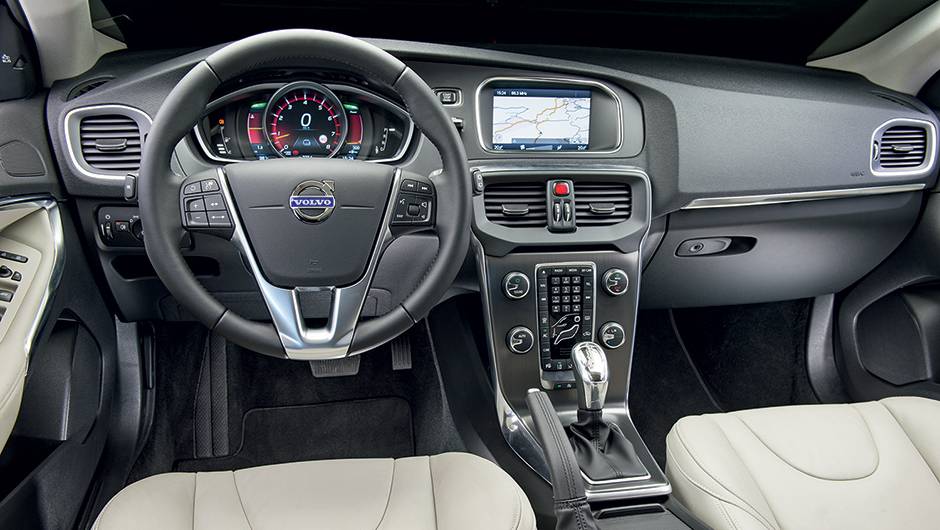 Volante multifuncional tem comandos de &aacute;udio e do piloto autom&aacute;tico | <a href="https://quatrorodas.abril.com.br/carros/testes/volvo-v40-t4-748393.shtml" rel="migration">Leia mais</a>