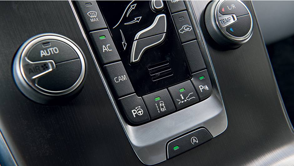 No console, teclas do assistente de manobra, piloto autom&aacute;tico, start-stop | <a href="https://quatrorodas.abril.com.br/carros/testes/volvo-v40-t4-748393.shtml" rel="migration">Leia mais</a>