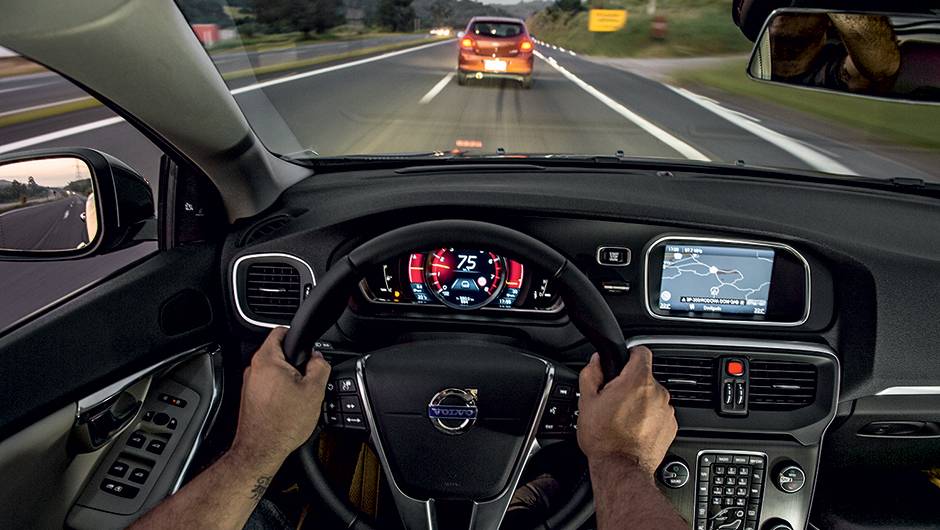 O V40 freia sozinho ao se aproximar do carro &agrave; frente | <a href="https://quatrorodas.abril.com.br/carros/testes/volvo-v40-t4-748393.shtml" rel="migration">Leia mais</a>