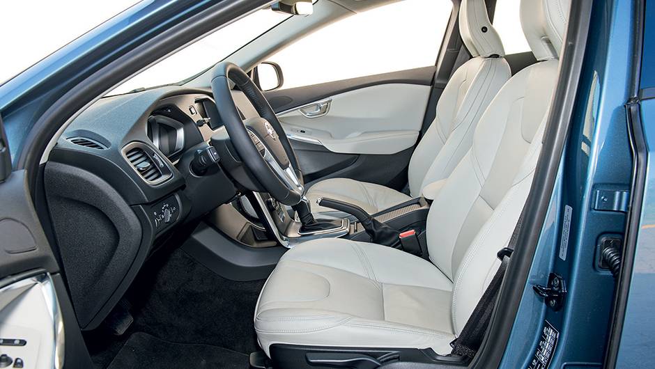 Bancos dianteiros t&ecirc;m apoios de cabe&ccedil;a ativos | <a href="https://quatrorodas.abril.com.br/carros/testes/volvo-v40-t4-748393.shtml" rel="migration">Leia mais</a>