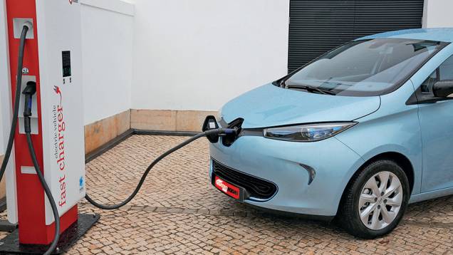 No ponto de recarga, ele recupera 80% da bateria em 30 min | <a href="https://quatrorodas.abril.com.br/carros/impressoes/renault-zoe-747928.shtml" rel="migration">Leia mais</a>