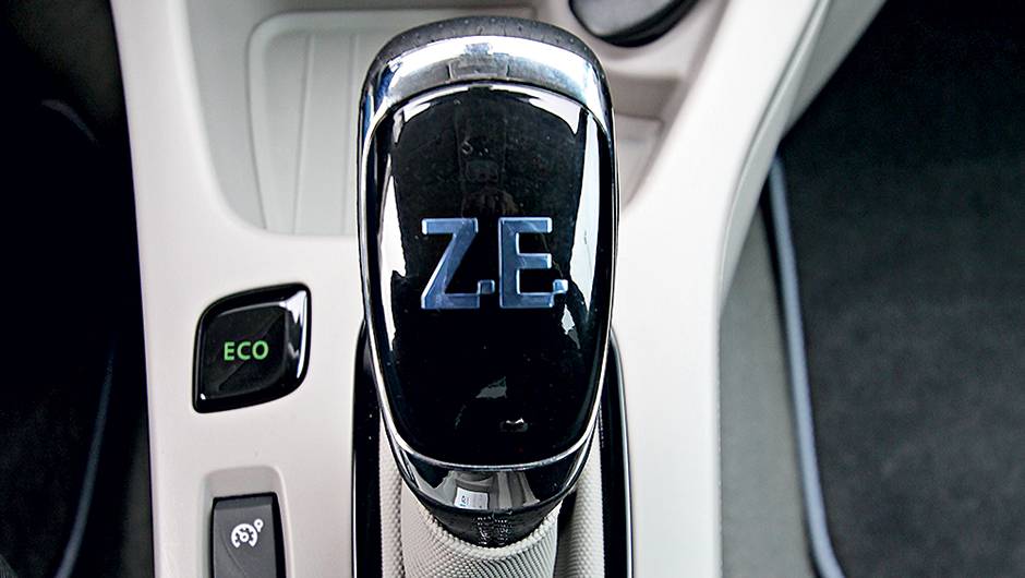 S&oacute; h&aacute; a marcha &agrave; frente e a r&eacute; | <a href="https://quatrorodas.abril.com.br/carros/impressoes/renault-zoe-747928.shtml" rel="migration">Leia mais</a>