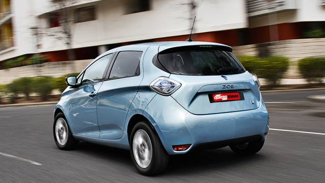 Graças à bateria no piso, divisão de peso é de 59% à frente e 41% atrás | <a href="https://quatrorodas.abril.com.br/carros/impressoes/renault-zoe-747928.shtml" rel="migration">Leia mais</a>