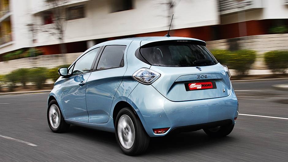 Gra&ccedil;as &agrave; bateria no piso, divis&atilde;o de peso &eacute; de 59% &agrave; frente e 41% atr&aacute;s | <a href="https://quatrorodas.abril.com.br/carros/impressoes/renault-zoe-747928.shtml" rel="migration">Leia mais</a>