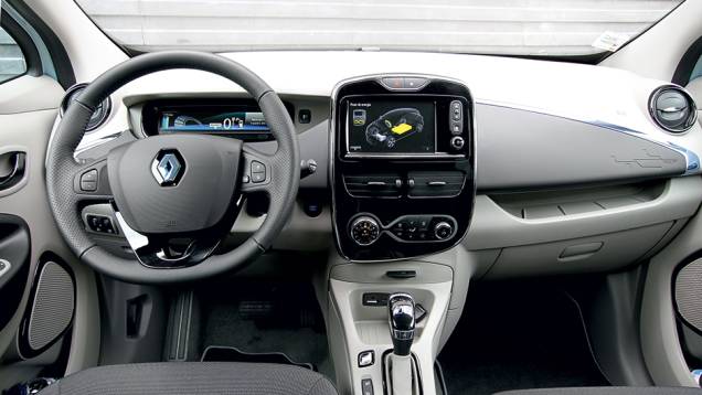 Acabamento e revestimentos são bem simples, mas o grande monitor valoriza o interior e melhora a qualidade percebida | <a href="https://quatrorodas.abril.com.br/carros/impressoes/renault-zoe-747928.shtml" rel="migration">Leia mais</a> Acabamento e revestimentos são bem simples, mas o grande monitor valoriza o interior e melhora a qualidade percebida | <a href="https://quatrorodas.abril.com.br/carros/impressoes/renault-zoe-747928.shtml" rel="migration">Leia mais</a>