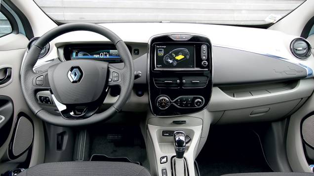 Acabamento e revestimentos são bem simples, mas o grande monitor valoriza o interior e melhora a qualidade percebida | <a href="https://quatrorodas.abril.com.br/carros/impressoes/renault-zoe-747928.shtml" rel="migration">Leia mais</a>