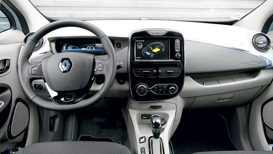 Acabamento e revestimentos s&atilde;o bem simples, mas o grande monitor valoriza o interior e melhora a qualidade percebida | <a href="https://quatrorodas.abril.com.br/carros/impressoes/renault-zoe-747928.shtml" rel="migration">Leia mais</a>