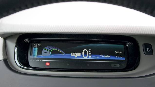 Tela substitui mostradores analógicos | <a href="https://quatrorodas.abril.com.br/carros/impressoes/renault-zoe-747928.shtml" rel="migration">Leia mais</a> Tela substitui mostradores analógicos | <a href="https://quatrorodas.abril.com.br/carros/impressoes/renault-zoe-747928.shtml" rel="migration">Leia mais</a>