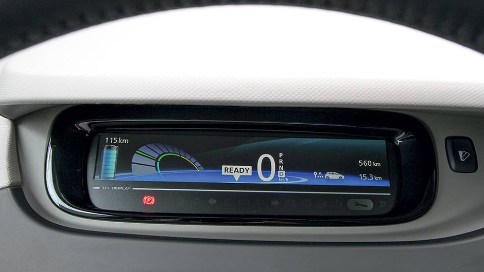 Tela substitui mostradores anal&oacute;gicos | <a href="https://quatrorodas.abril.com.br/carros/impressoes/renault-zoe-747928.shtml" rel="migration">Leia mais</a>