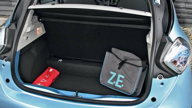 Porta-malas de 338 litros é suficiente para um compacto | <a href="https://quatrorodas.abril.com.br/carros/impressoes/renault-zoe-747928.shtml" rel="migration">Leia mais</a>