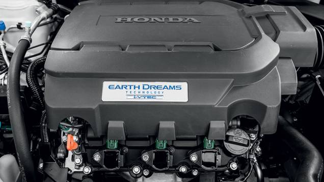 Motor V6 tem comandos de válvulas variáveis e sistema de corte de cilindros | <a href="https://quatrorodas.abril.com.br/carros/testes/honda-accord-748896.shtml" rel="migration">Leia mais</a>
