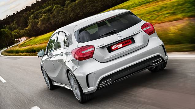 Vocação esportiva nas saídas de ar no para-choque e no duplo escape | <a href="https://quatrorodas.abril.com.br/carros/impressoes/mercedes-benz-45-amg-751203.shtml" rel="migration">Leia mais</a>