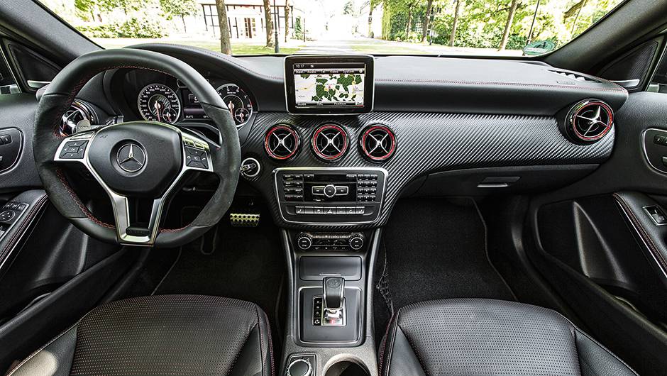 A vers&atilde;o AMG traz acabamento de fibra de carbono no painel como diferencial | <a href="https://quatrorodas.abril.com.br/carros/impressoes/mercedes-benz-45-amg-751203.shtml" rel="migration">Leia mais</a>