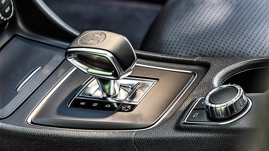 C&acirc;mbio tem 7 marchas e dupla embreagem | <a href="https://quatrorodas.abril.com.br/carros/impressoes/mercedes-benz-45-amg-751203.shtml" rel="migration">Leia mais</a>