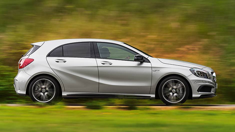 Com 4,36 metros, ele &eacute; s&oacute; 2 cm mais comprido que um Focus | <a href="https://quatrorodas.abril.com.br/carros/impressoes/mercedes-benz-45-amg-751203.shtml" rel="migration">Leia mais</a>
