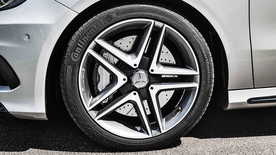 Rodas de 18 polegadas com freios ventilados e perfurados | <a href="https://quatrorodas.abril.com.br/carros/impressoes/mercedes-benz-45-amg-751203.shtml" rel="migration">Leia mais</a>