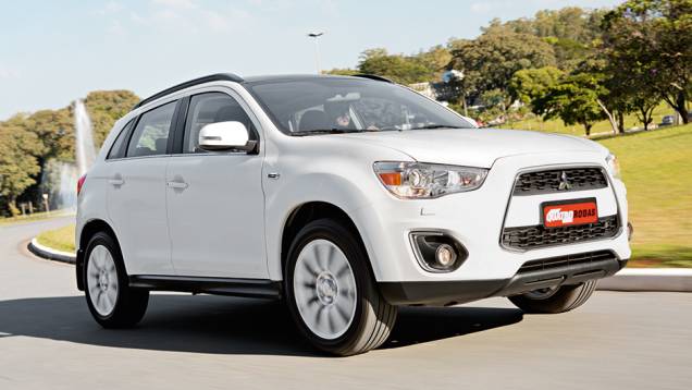 No Brasil desde 2010, passou por leve reestilização no começo do ano | <a href="https://quatrorodas.abril.com.br/carros/lancamentos/mitsubishi-asx-awd-748892.shtml" rel="migration">Leia mais</a> No Brasil desde 2010, passou por leve reestilização no começo do ano | <a href="https://quatrorodas.abril.com.br/carros/lancamentos/mitsubishi-asx-awd-748892.shtml" rel="migration">Leia mais</a>