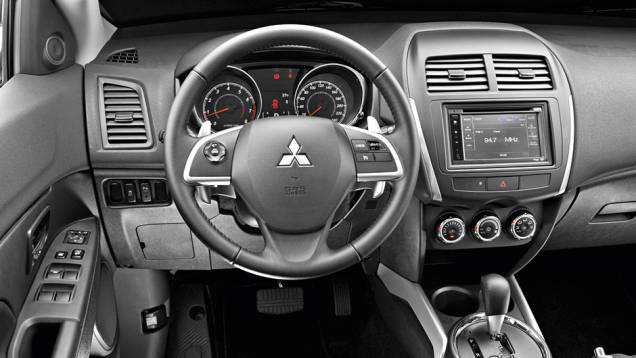 Sem mudanças internas, oferece bom pacote de equipamentos em todas as versões. Tela central é sensível ao toque | <a href="https://quatrorodas.abril.com.br/carros/lancamentos/mitsubishi-asx-awd-748892.shtml" rel="migration">Leia mais</a> Sem mudanças internas, oferece bom pacote de equipamentos em todas as versões. Tela central é sensível ao toque | <a href="https://quatrorodas.abril.com.br/carros/lancamentos/mitsubishi-asx-awd-748892.shtml" rel="migration">Leia mais</a>