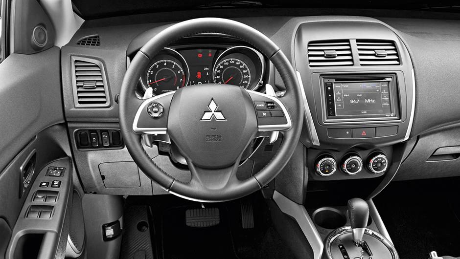 Sem mudan&ccedil;as internas, oferece bom pacote de equipamentos em todas as vers&otilde;es. Tela central &eacute; sens&iacute;vel ao toque | <a href="https://quatrorodas.abril.com.br/carros/lancamentos/mitsubishi-asx-awd-748892.shtml" rel="migration">Leia mais</a>