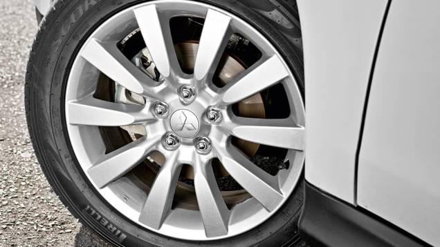Por fora, as rodas de 18 polegadas são a novidade | <a href="https://quatrorodas.abril.com.br/carros/lancamentos/mitsubishi-asx-awd-748892.shtml" rel="migration">Leia mais</a> Por fora, as rodas de 18 polegadas são a novidade | <a href="https://quatrorodas.abril.com.br/carros/lancamentos/mitsubishi-asx-awd-748892.shtml" rel="migration">Leia mais</a>
