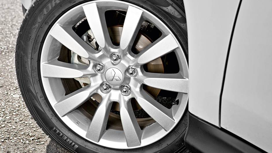 Por fora, as rodas de 18 polegadas s&atilde;o a novidade | <a href="https://quatrorodas.abril.com.br/carros/lancamentos/mitsubishi-asx-awd-748892.shtml" rel="migration">Leia mais</a>
