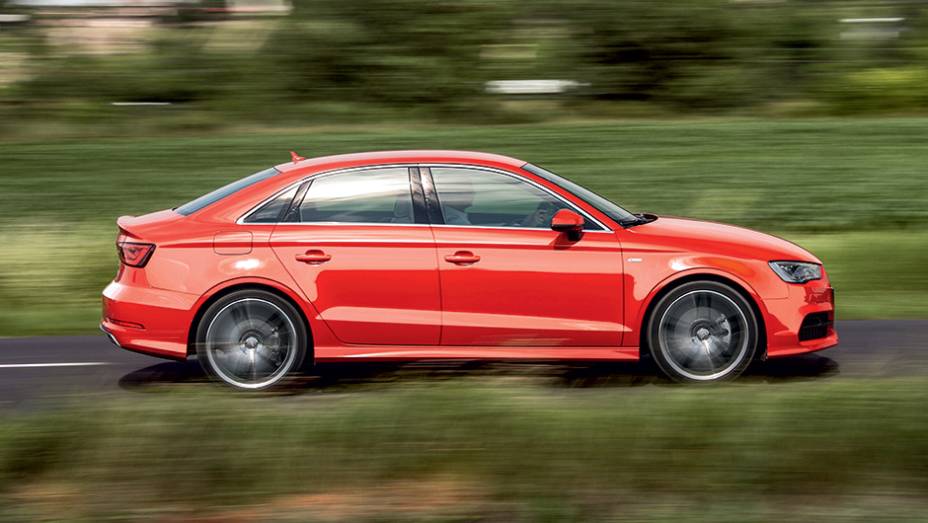 Para-lamas e capô têm design próprio: ele não é só um A3 com mais traseira | <a href="https://quatrorodas.abril.com.br/carros/impressoes/audi-a3-limousine-750333.shtml" rel="migration">Leia mais</a>