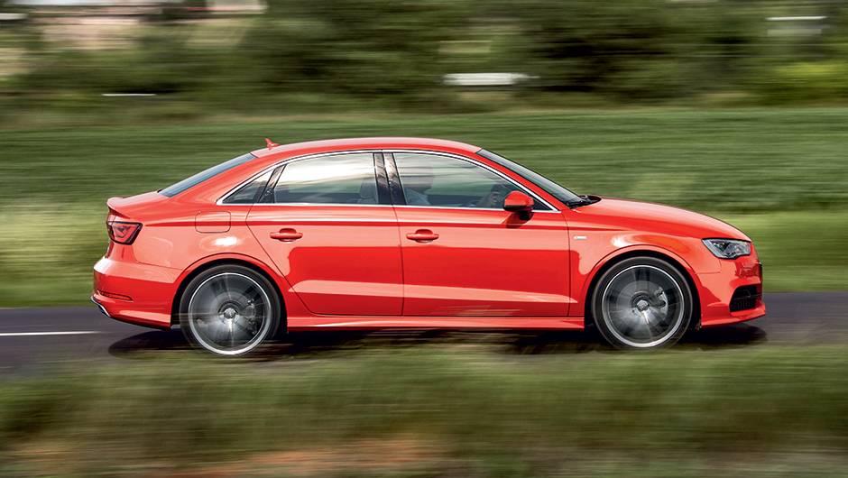 Para-lamas e cap&ocirc; t&ecirc;m design pr&oacute;prio: ele n&atilde;o &eacute; s&oacute; um A3 com mais traseira | <a href="https://quatrorodas.abril.com.br/carros/impressoes/audi-a3-limousine-750333.shtml" rel="migration">Leia mais</a>