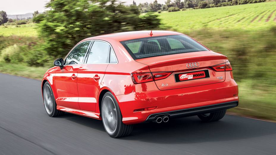 O novo sedã é 24 cm menor no comprimento que o Audi A4 | <a href="https://quatrorodas.abril.com.br/carros/impressoes/audi-a3-limousine-750333.shtml" rel="migration">Leia mais</a>