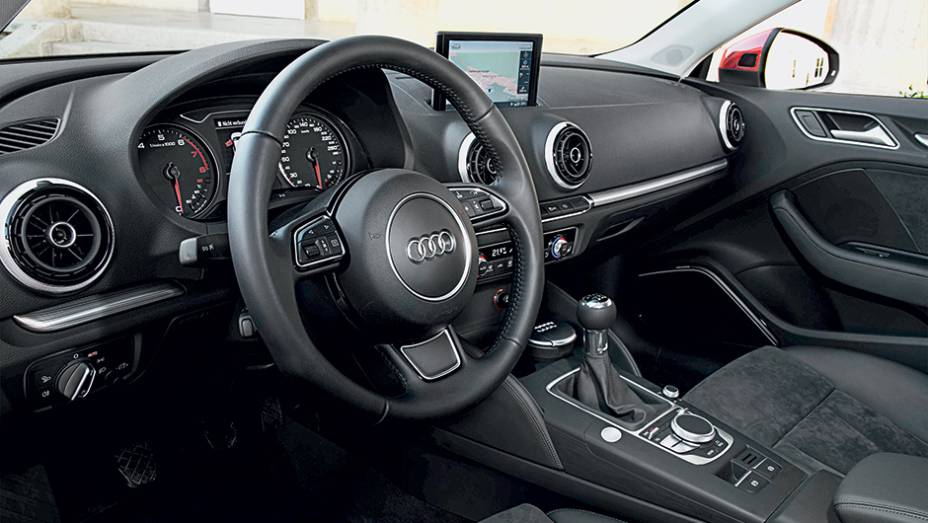 Monitor colorido se recolhe e pode ficar embutido no painel | <a href="https://quatrorodas.abril.com.br/carros/impressoes/audi-a3-limousine-750333.shtml" rel="migration">Leia mais</a>