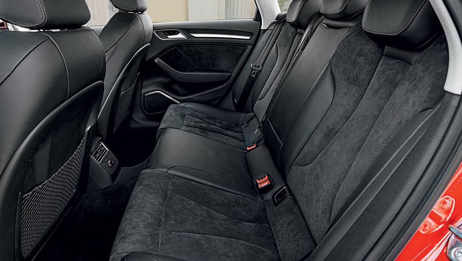Banco traseiro pode acomodar tr&ecirc;s adultos, mas passageiro do meio sofre com o t&uacute;nel no piso | <a href="https://quatrorodas.abril.com.br/carros/impressoes/audi-a3-limousine-750333.shtml" rel="migration">Leia mais</a>