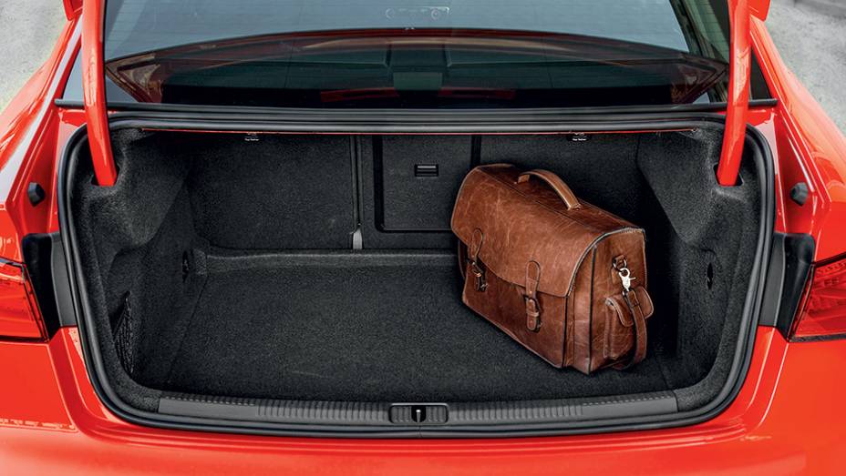 Porta-malas leva 425 litros | <a href="https://quatrorodas.abril.com.br/carros/impressoes/audi-a3-limousine-750333.shtml" rel="migration">Leia mais</a>