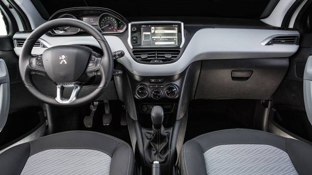Volante multifuncional pequeno traz esportividade ao 208 | <a href="https://quatrorodas.abril.com.br/carros/comparativos/fiesta-x-208-x-c3-749647.shtml" rel="migration">Leia mais</a> Volante multifuncional pequeno traz esportividade ao 208 | <a href="https://quatrorodas.abril.com.br/carros/comparativos/fiesta-x-208-x-c3-749647.shtml" rel="migration">Leia mais</a>