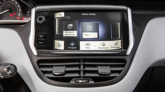 Som, GPS e Bluetooth são controlados por tela sensível | <a href="https://quatrorodas.abril.com.br/carros/comparativos/fiesta-x-208-x-c3-749647.shtml" rel="migration">Leia mais</a> Som, GPS e Bluetooth são controlados por tela sensível | <a href="https://quatrorodas.abril.com.br/carros/comparativos/fiesta-x-208-x-c3-749647.shtml" rel="migration">Leia mais</a>