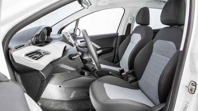 Ergonomia, um ponto fraco no 206, é louvável no sucessor | <a href="https://quatrorodas.abril.com.br/carros/comparativos/fiesta-x-208-x-c3-749647.shtml" rel="migration">Leia mais</a>