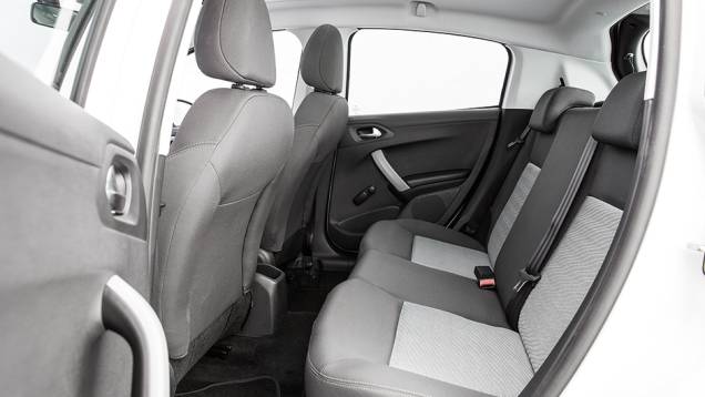 Sem encosto de cabeça, tem cinto de três pontos no meio | <a href="https://quatrorodas.abril.com.br/carros/comparativos/fiesta-x-208-x-c3-749647.shtml" rel="migration">Leia mais</a> Sem encosto de cabeça, tem cinto de três pontos no meio | <a href="https://quatrorodas.abril.com.br/carros/comparativos/fiesta-x-208-x-c3-749647.shtml" rel="migration">Leia mais</a>